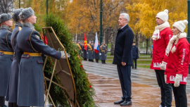 Собянин возложил венок к Могиле Неизвестного Солдата в годовщину парада 1941 года